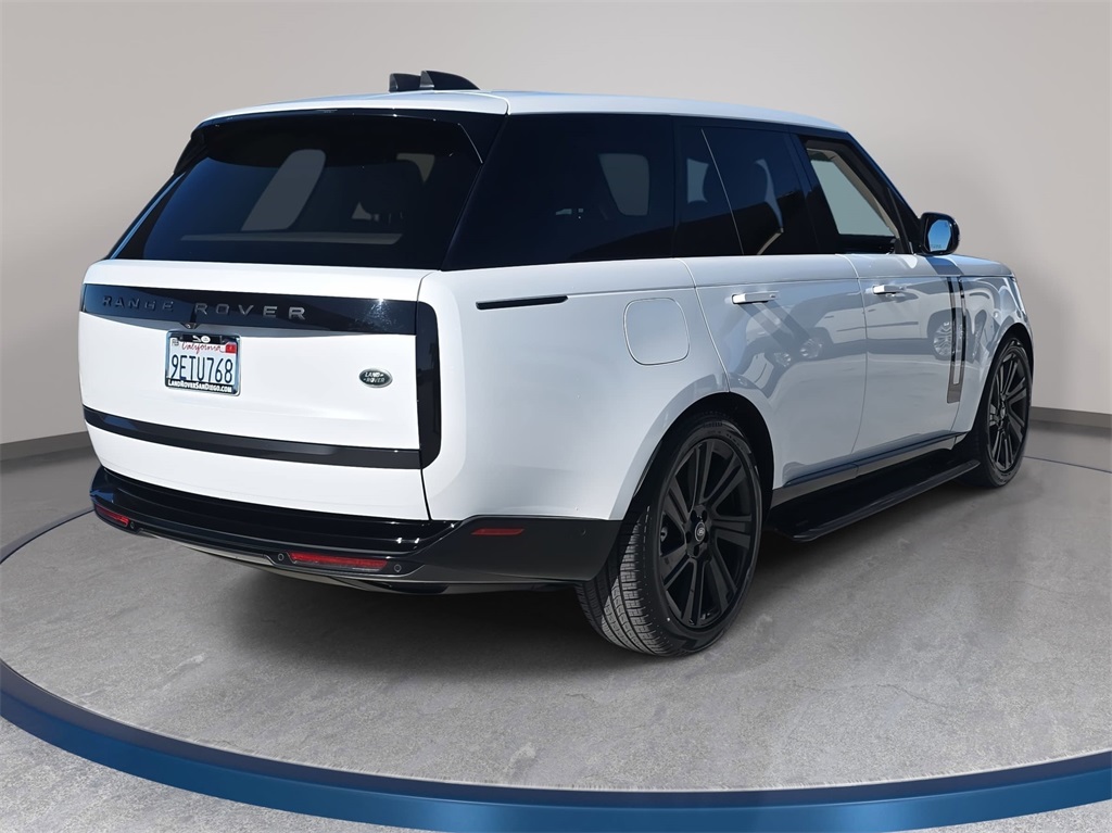 2023 Land Rover Range Rover SE photo 3