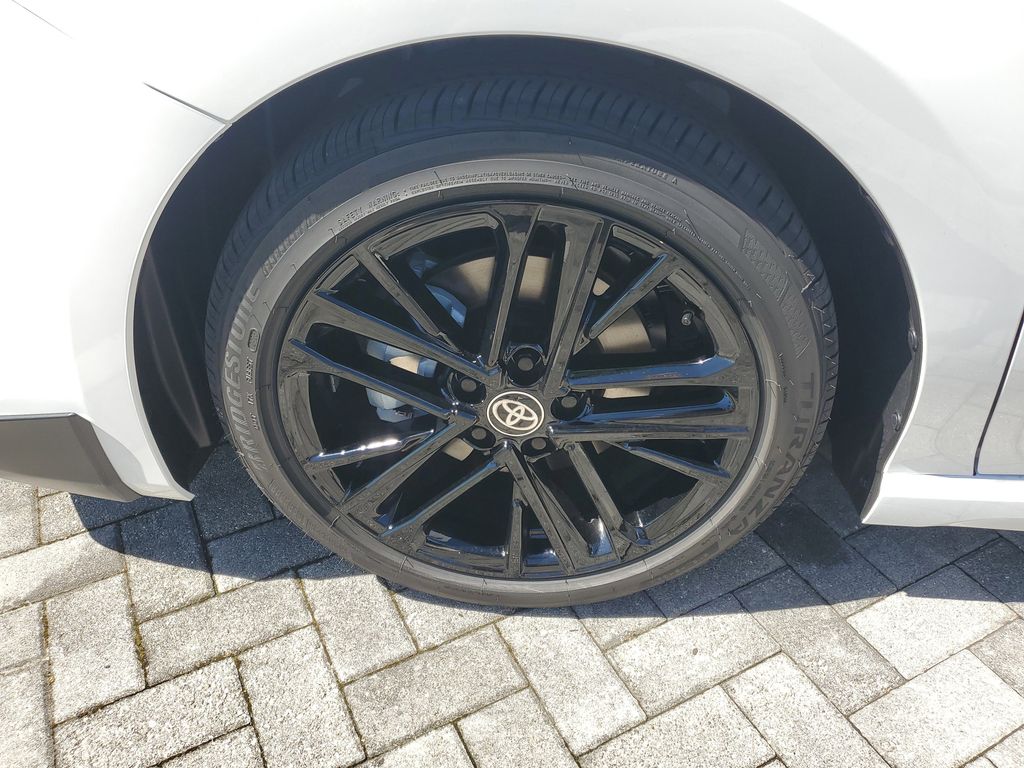 2025 Toyota Camry SE photo 9