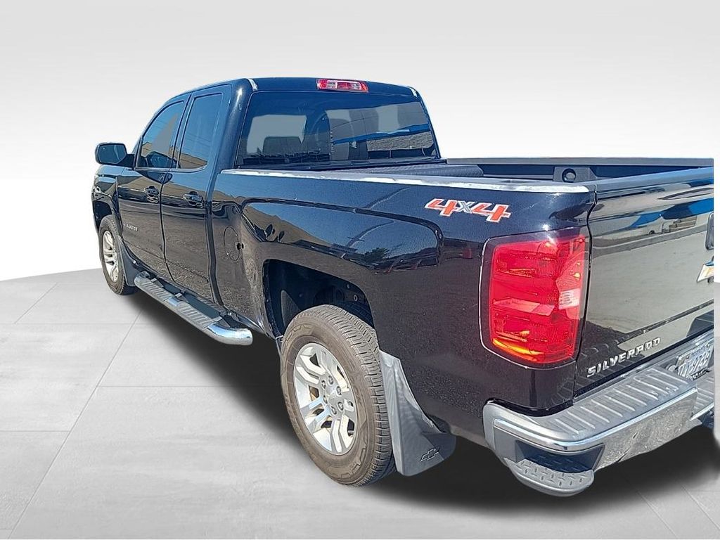 2016 Chevrolet Silverado 1500 LT photo 2