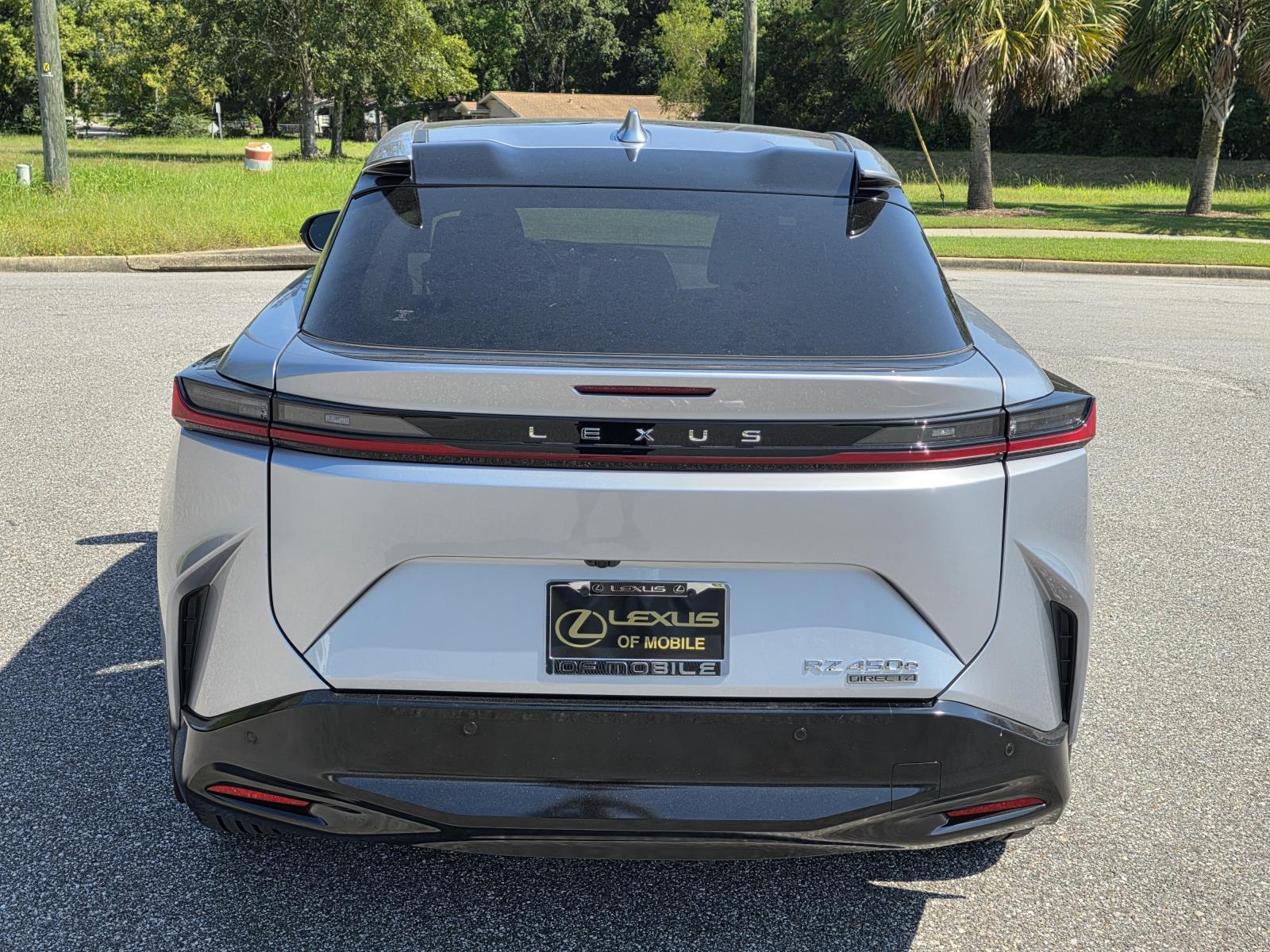 2023 Lexus RZ 450e Luxury photo 3