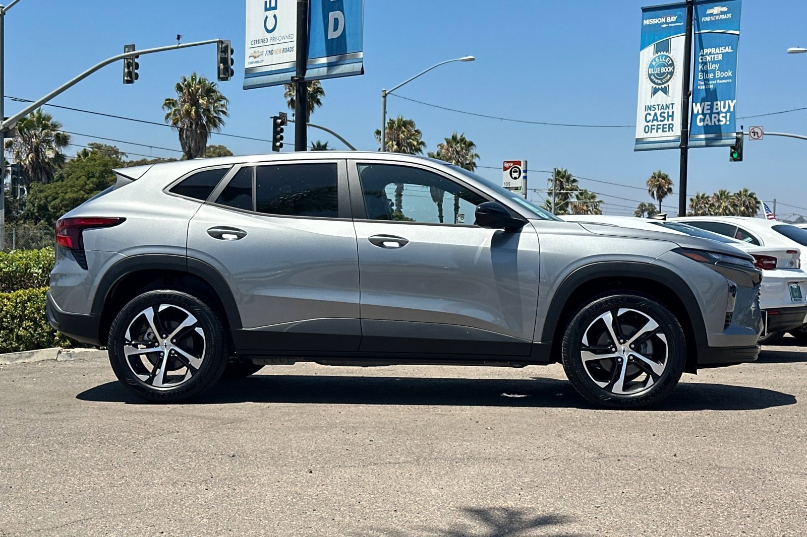 2025 Chevrolet Trax photo 2