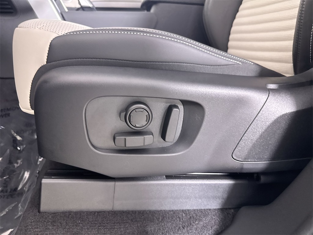 2025 Land Rover Discovery SE photo 12