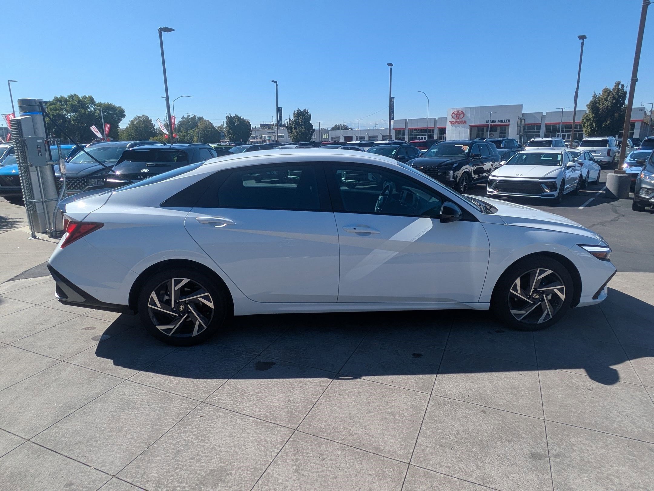 2025 Hyundai Elantra SEL Sport photo 2