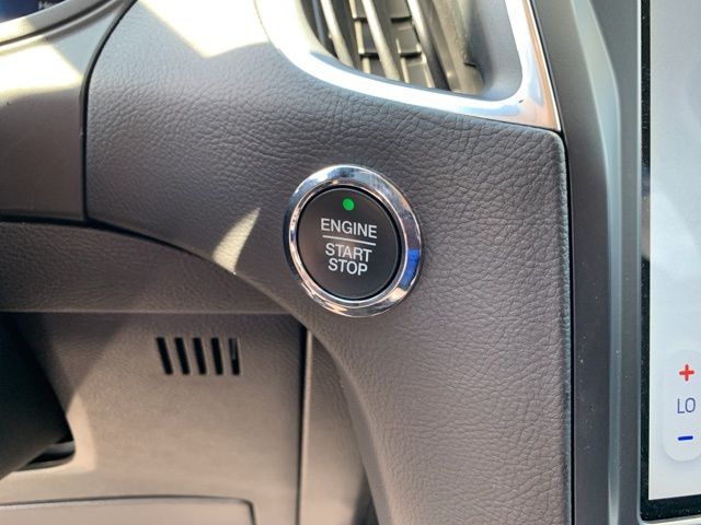 2024 Ford Edge Titanium photo 18