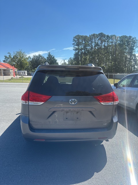 2014 Toyota Sienna LE photo 3