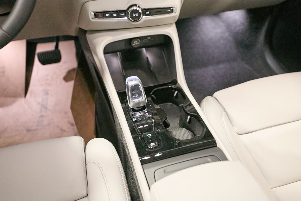 2026 VOLVO XC40 - Image 19