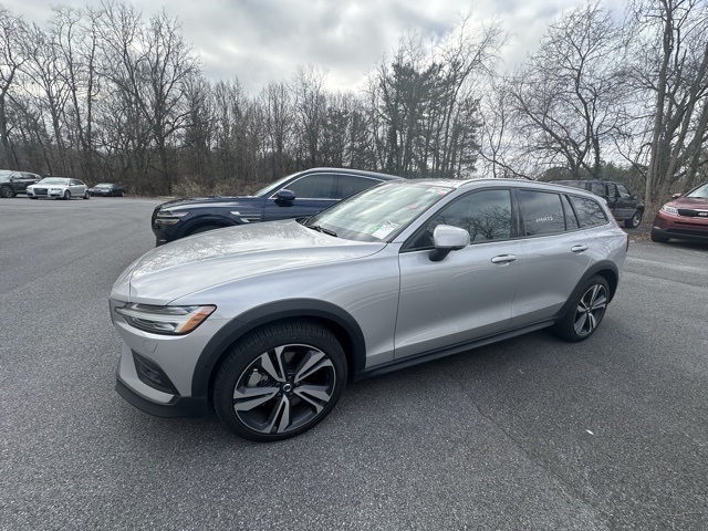 2025 Volvo V60 Cross Country Plus's photo