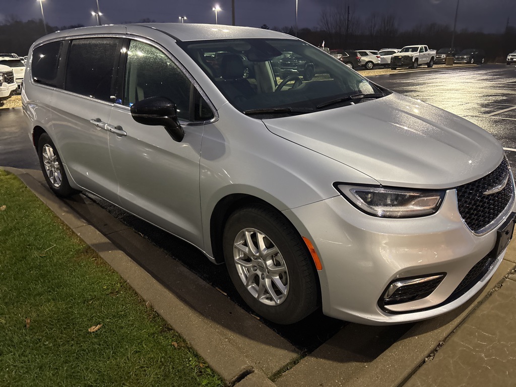 2024 Chrysler Pacifica Touring L photo 4