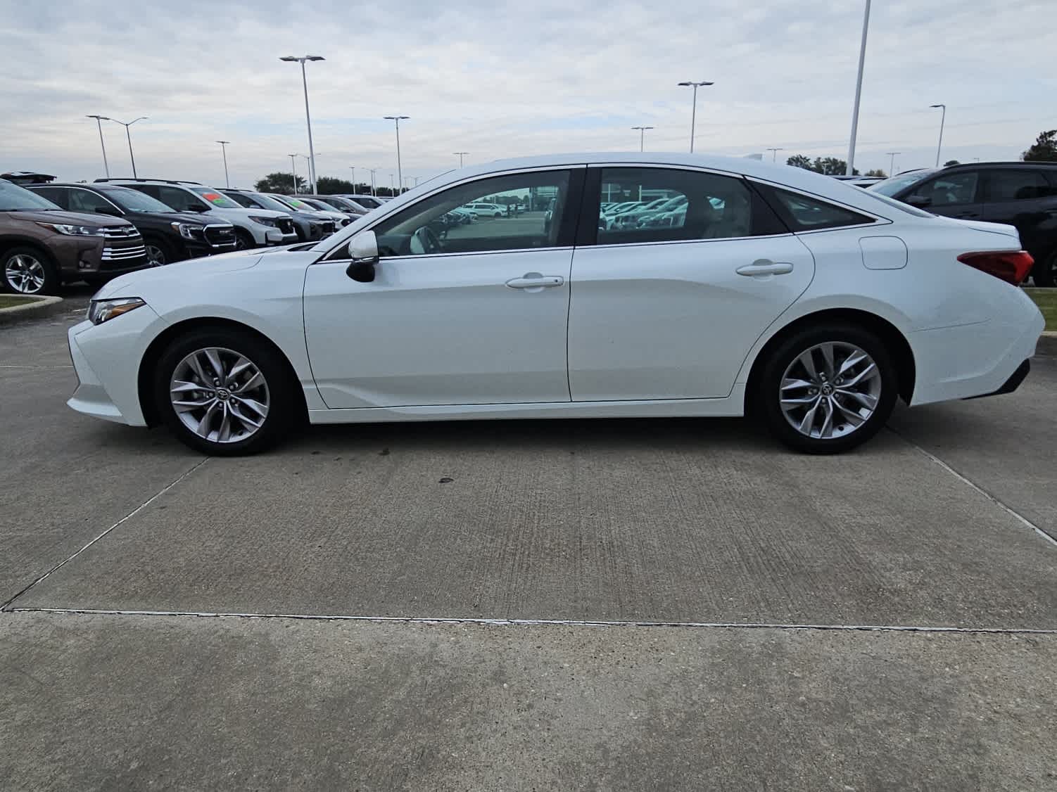 2021 Toyota Avalon XLE photo 3