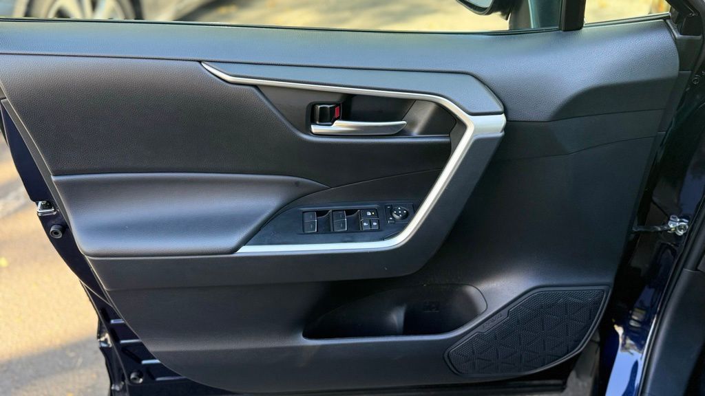 2024 Toyota RAV4 Hybrid XLE photo 13