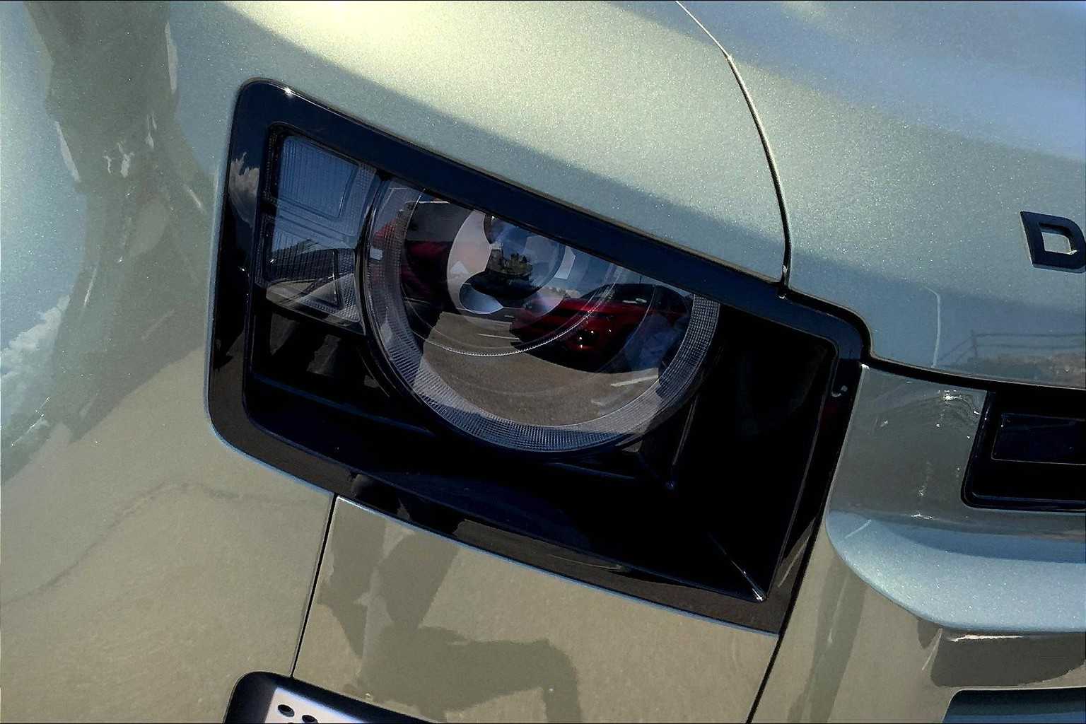 2025 Land Rover Defender 90 X-Dynamic SE photo 12