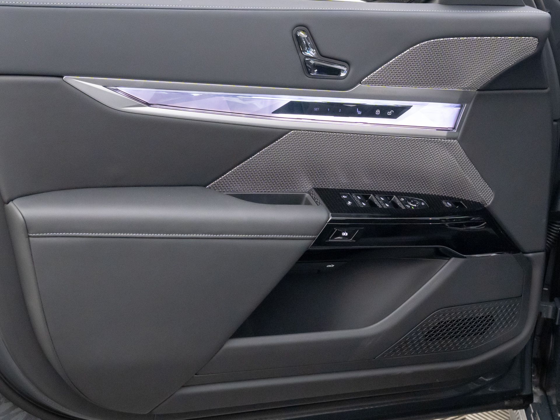 New 2025 Dravit Grey Metallic BMW 760i xDrive image 13