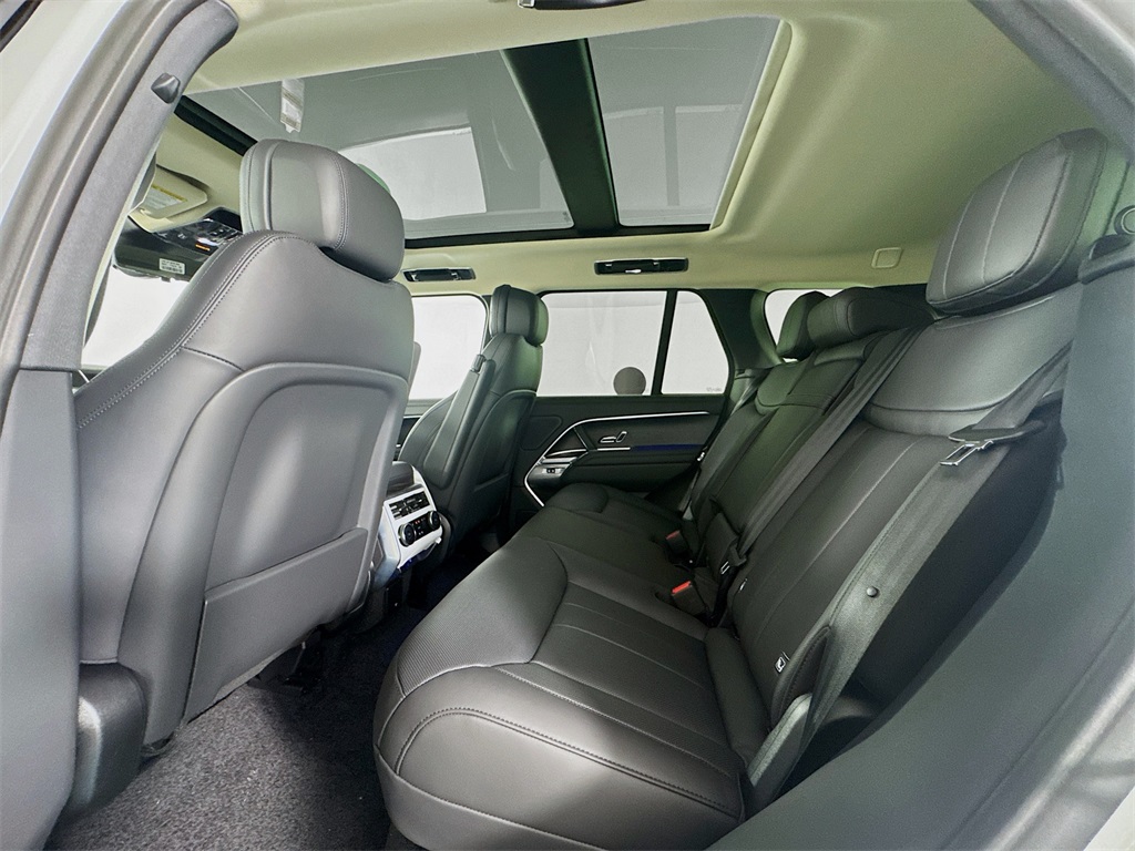 2025 Land Rover Range Rover SE photo 19
