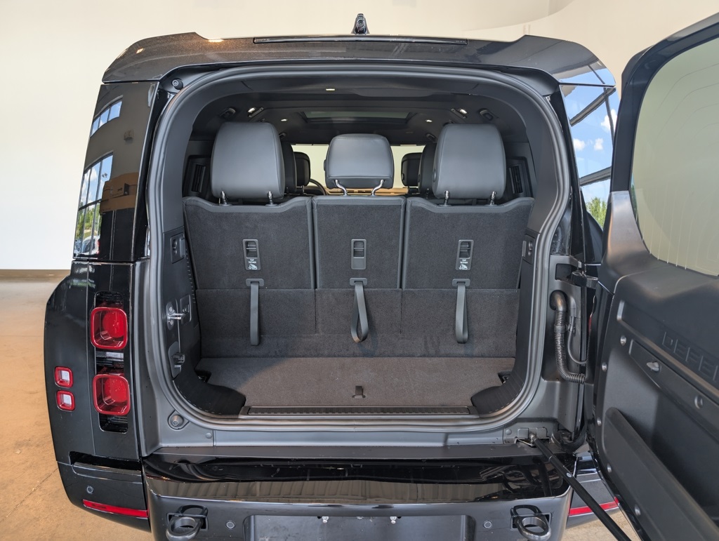2025 Land Rover Defender 130 X-Dynamic SE photo 5