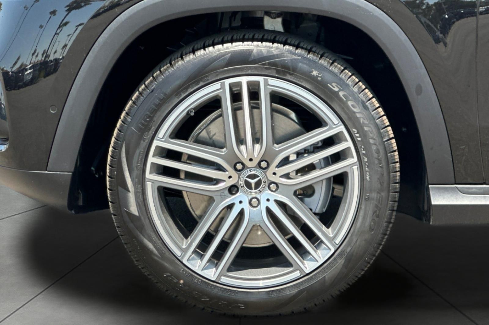 2025 Mercedes Benz GLS 450 4MATIC photo 5