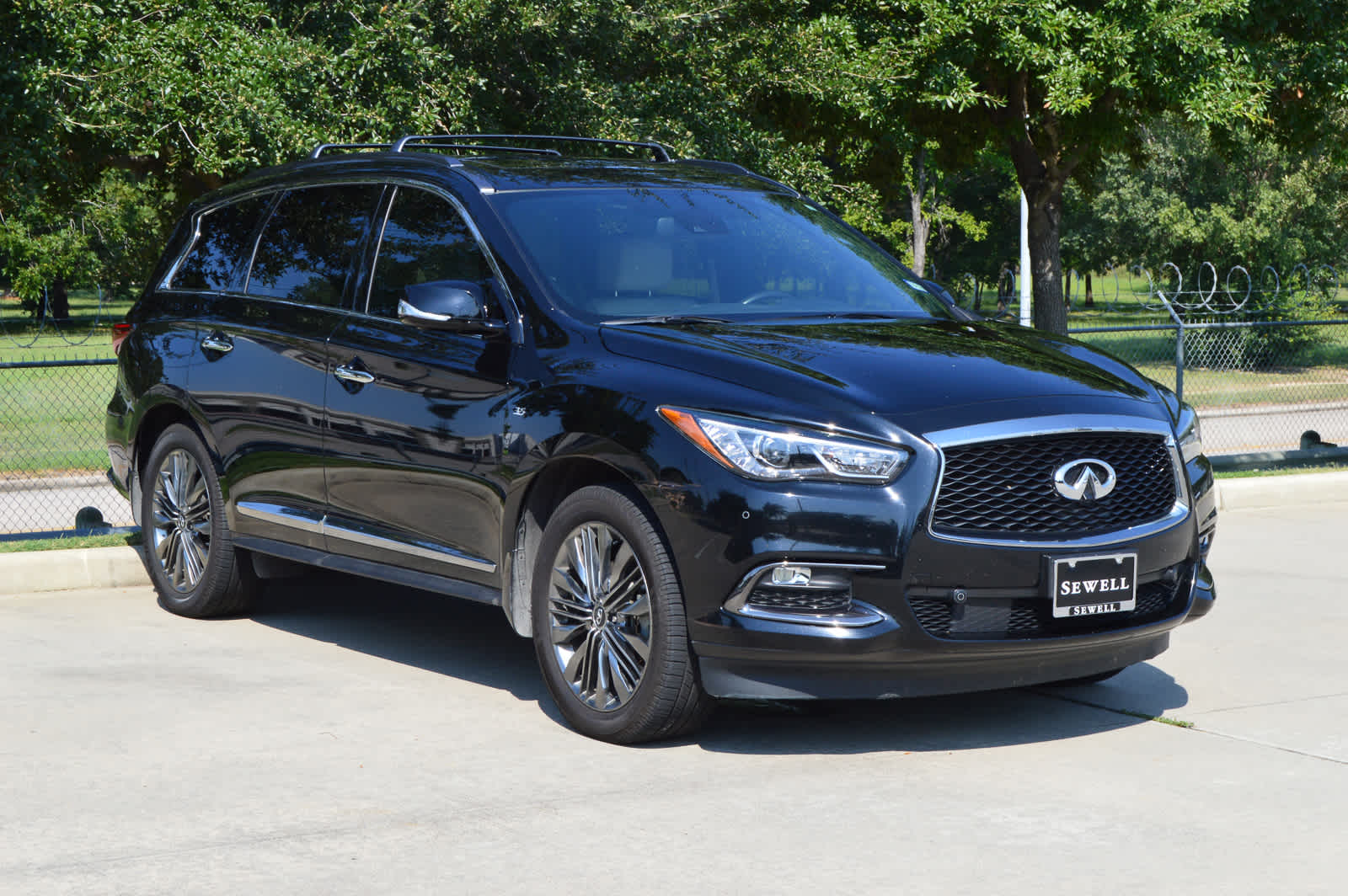 2019 Infiniti QX60 Luxe photo 3