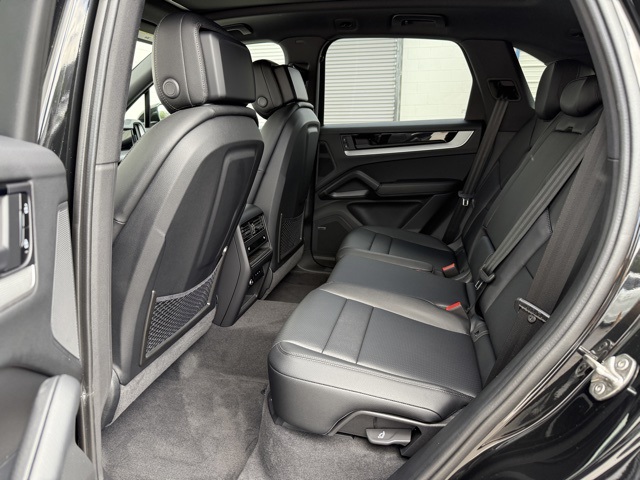 2025 Porsche Cayenne Base photo 23