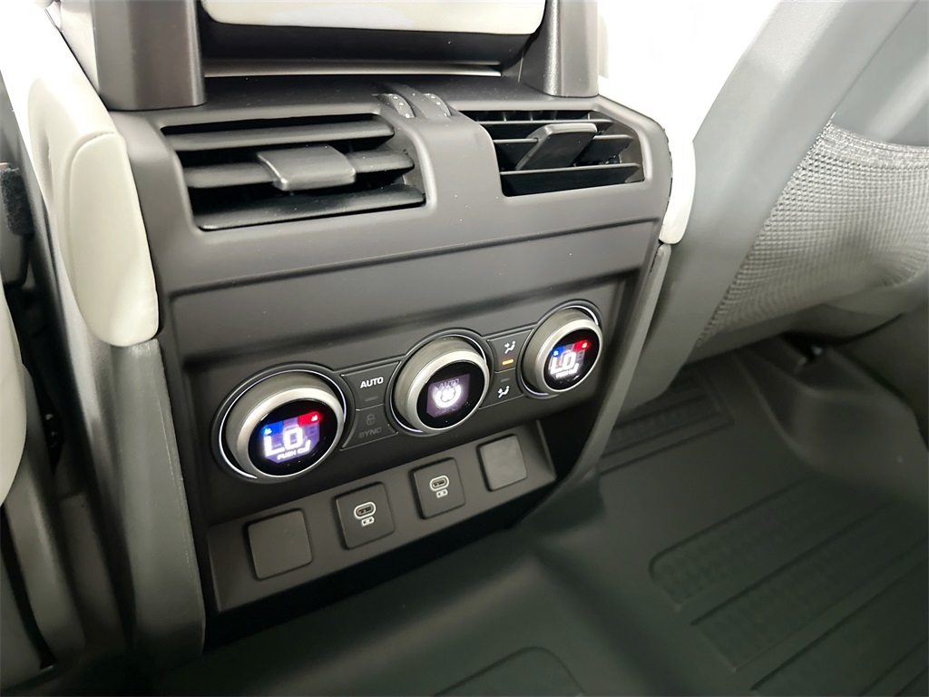 2025 Land Rover Defender 110 X-Dynamic SE photo 22