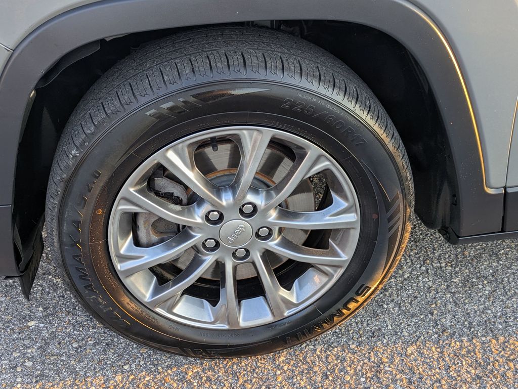 2020 Jeep Cherokee Latitude photo 25