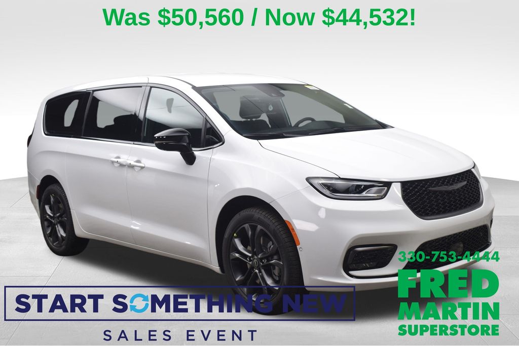 2026 Chrysler Pacifica Select's photo