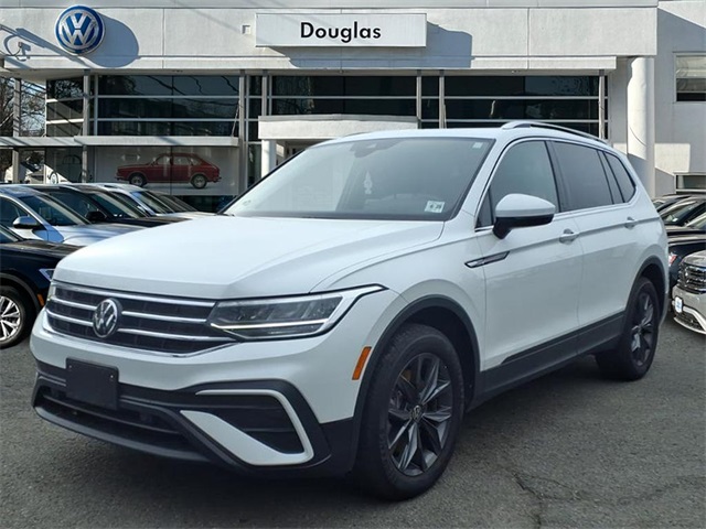 2023 Volkswagen Tiguan SE's photo