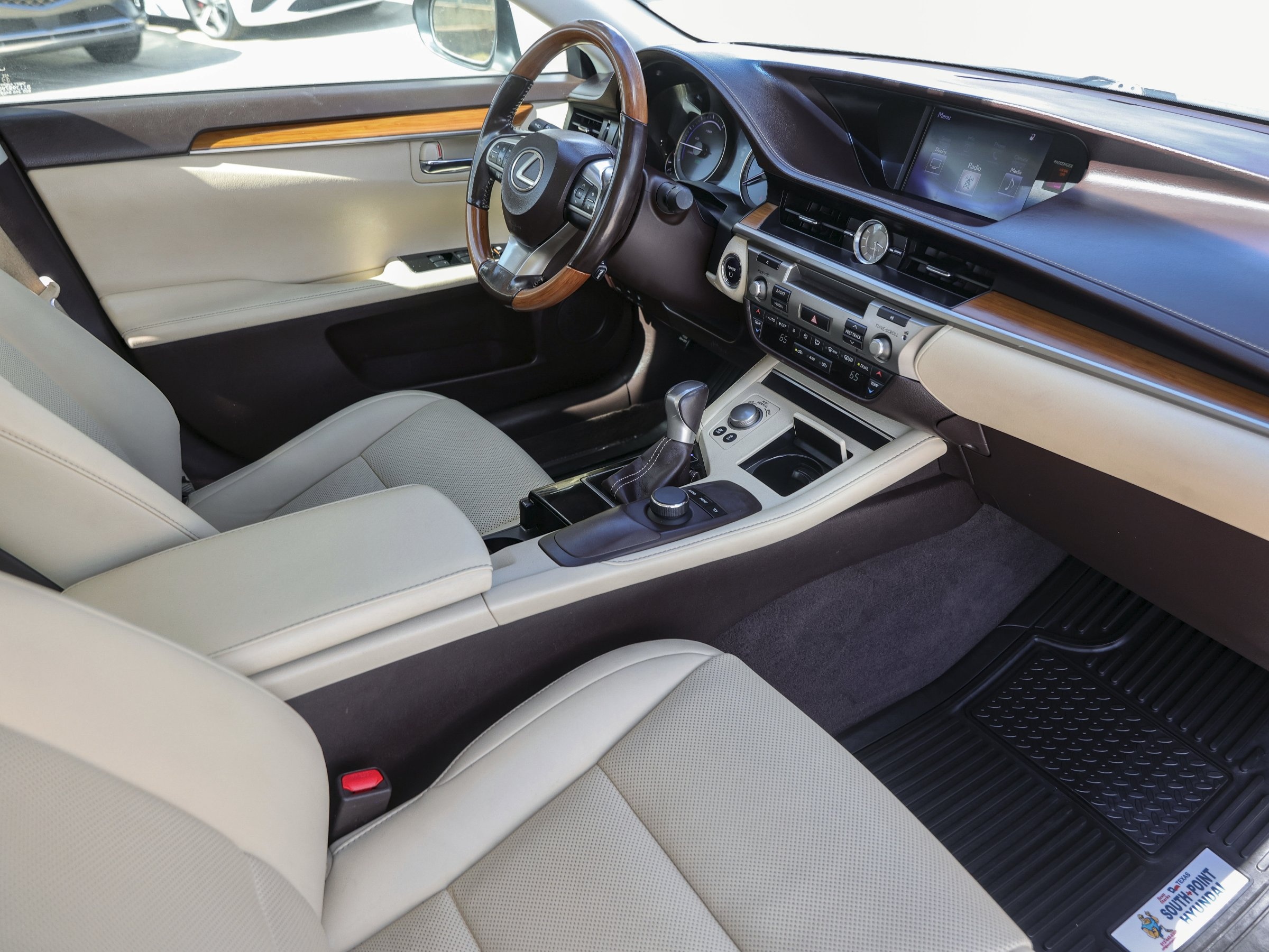 2016 Lexus ES 300h photo 30