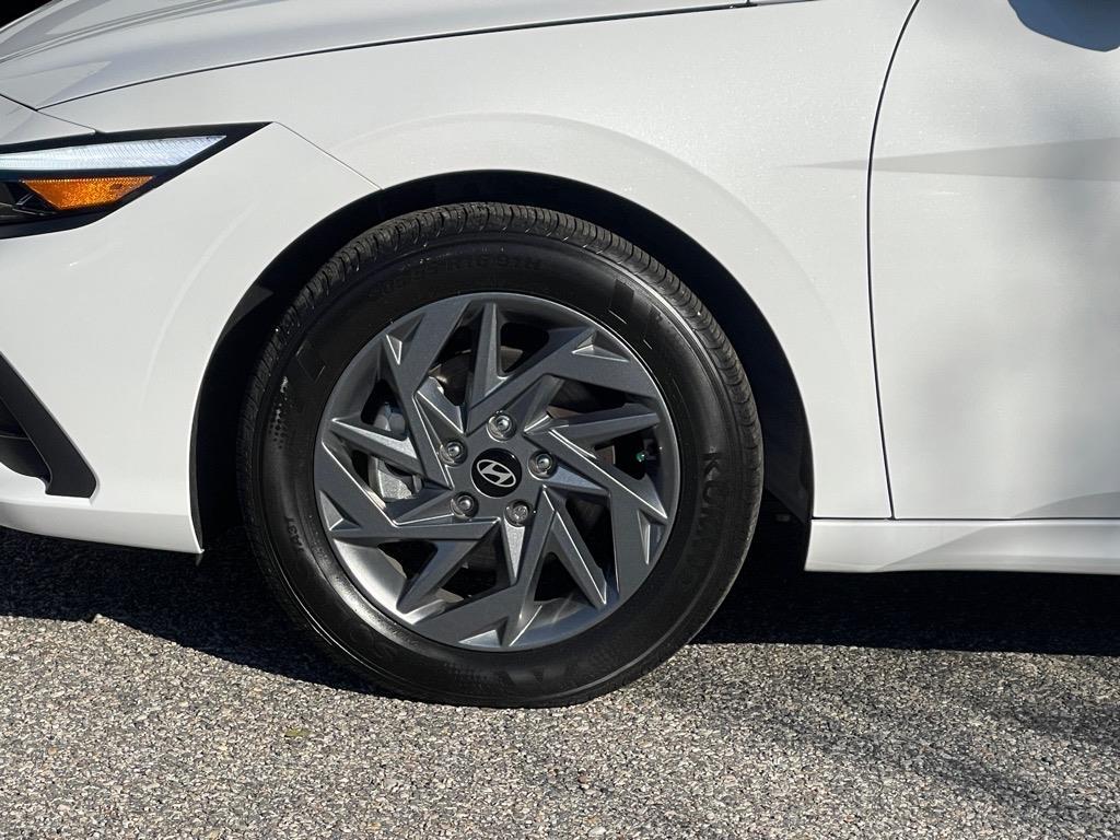2024 Hyundai Elantra SEL photo 13