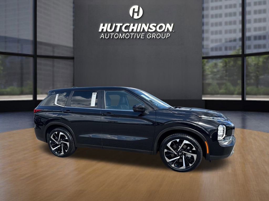 2024 Mitsubishi Outlander SE photo 2