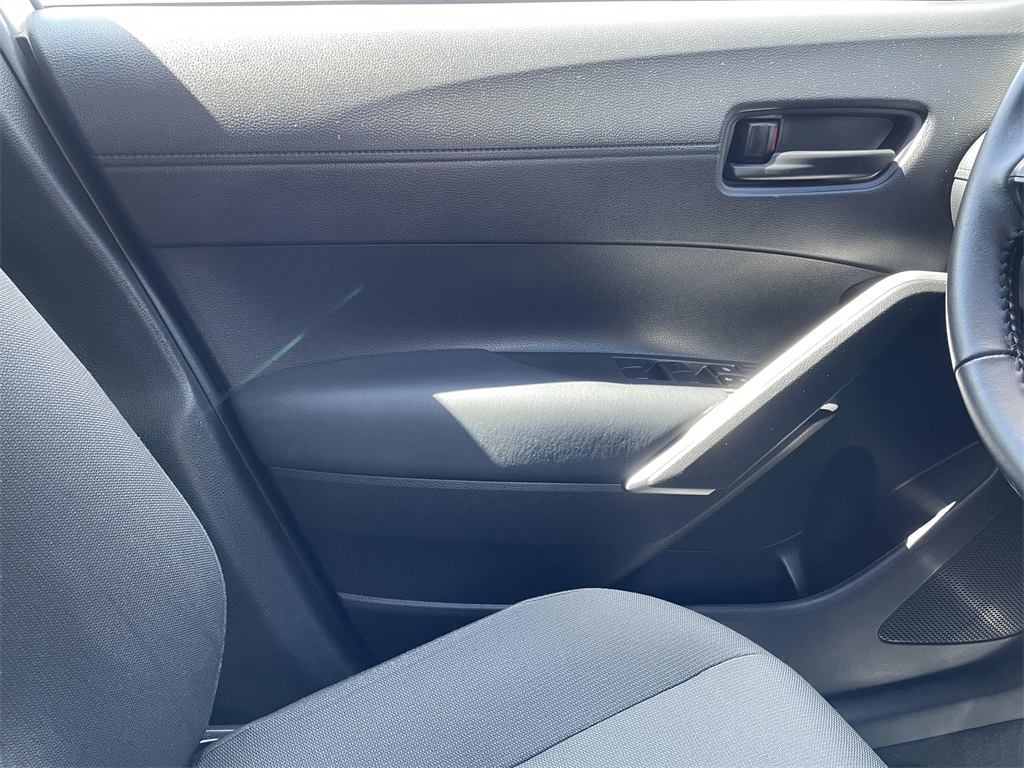 2022 Toyota Corolla Cross LE photo 18
