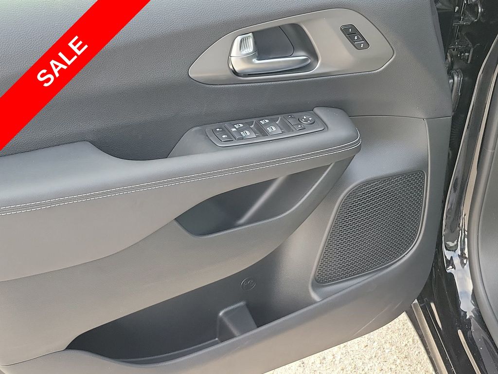 2025 Chrysler Pacifica photo 41