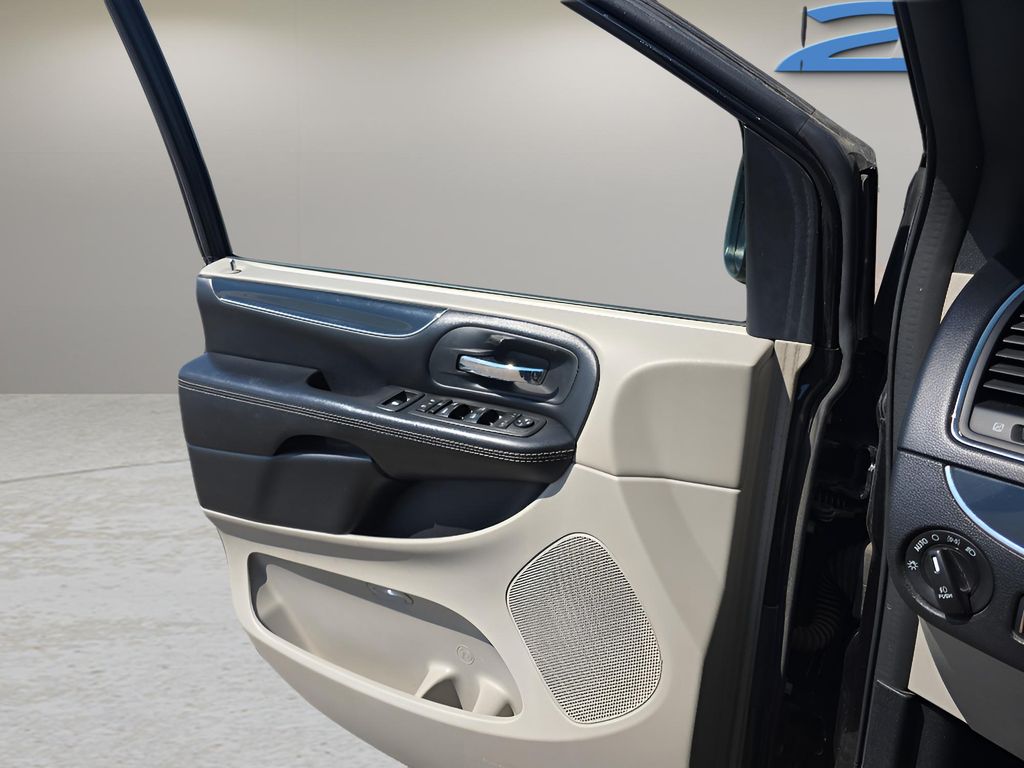 2020 Dodge Grand Caravan SXT photo 19