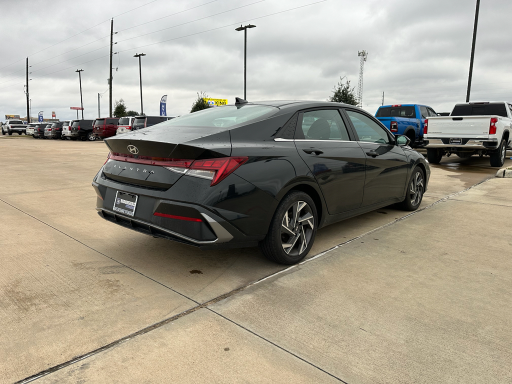 2025 Hyundai Elantra SEL Convenience photo 3