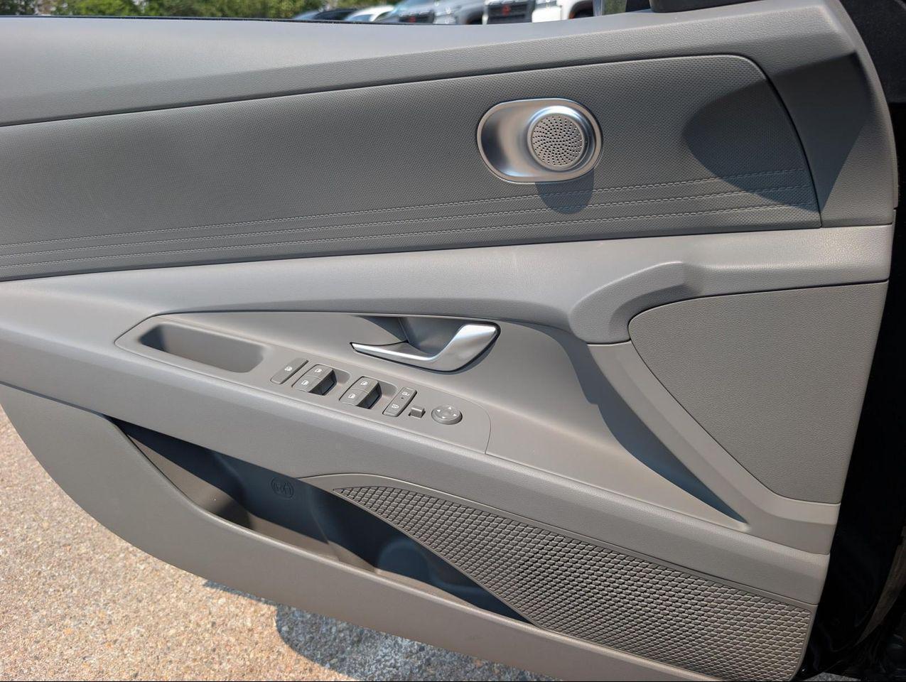 2025 Hyundai Elantra SE photo 19