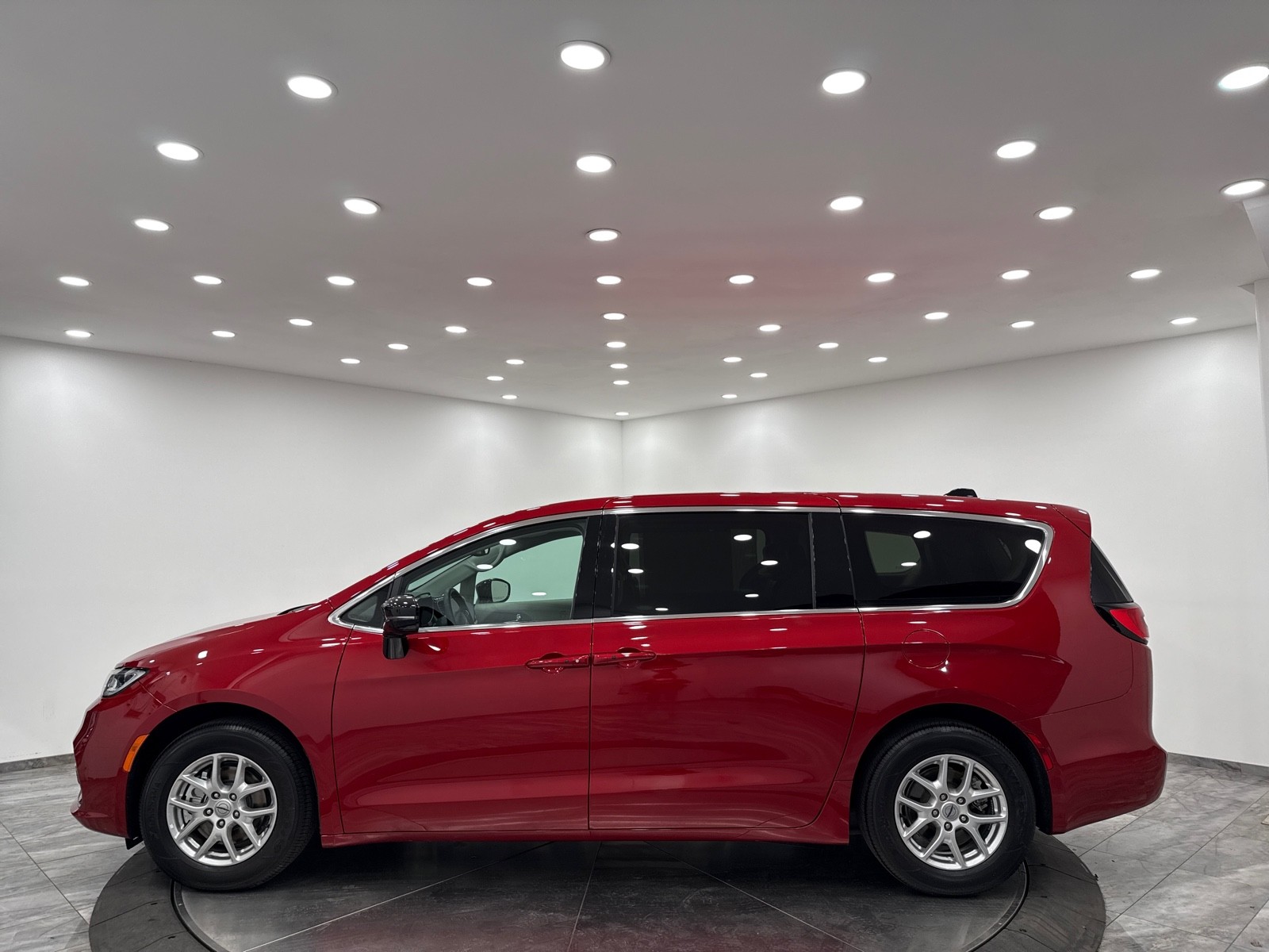 2024 Chrysler Pacifica Touring L photo 4