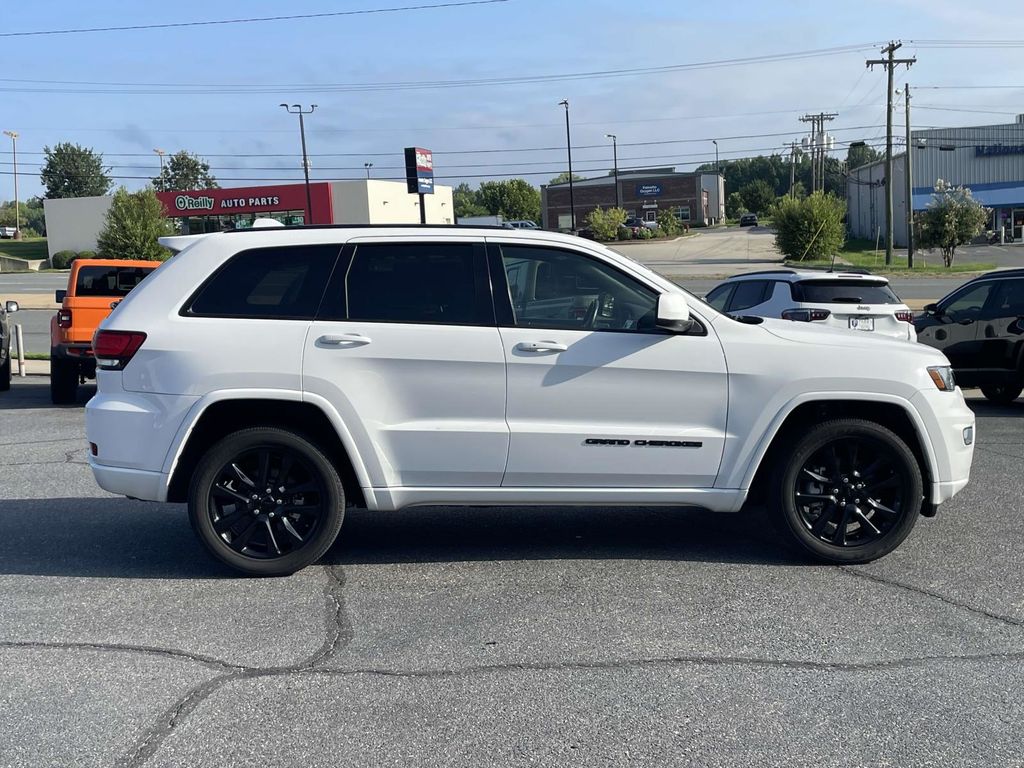 2021 Jeep Grand Cherokee Laredo X photo 3