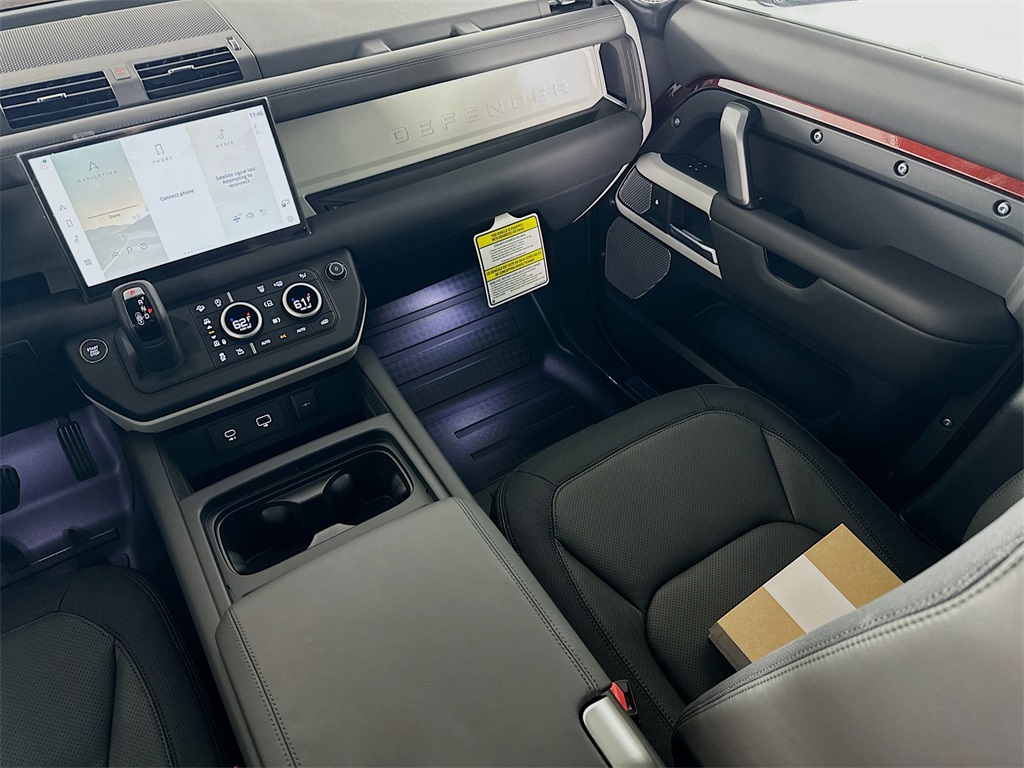 2024 Land Rover Defender 130 X-Dynamic SE photo 20