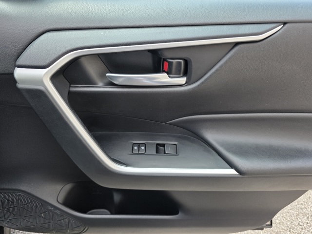 2024 Toyota RAV4 Hybrid XLE photo 12