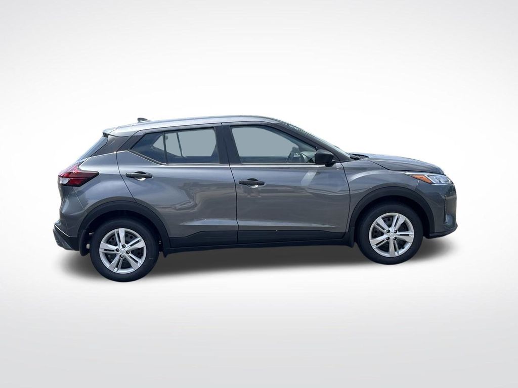 2025 Nissan Kicks Play S photo 2