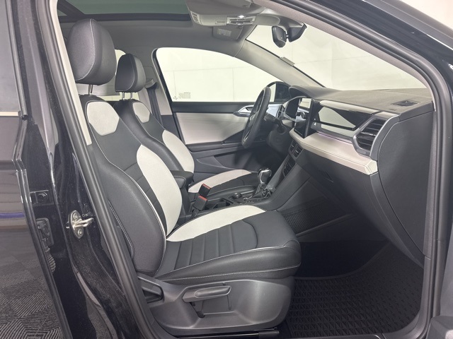 2025 Volkswagen Taos SEL photo 4