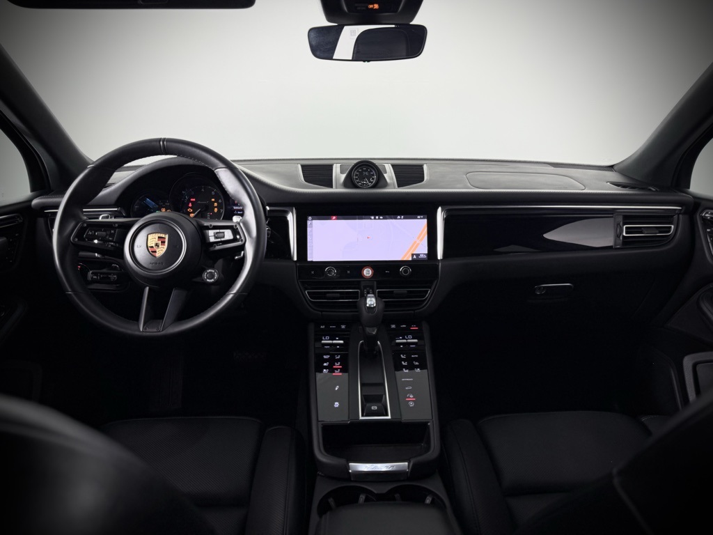 2025 Porsche Macan T photo 26