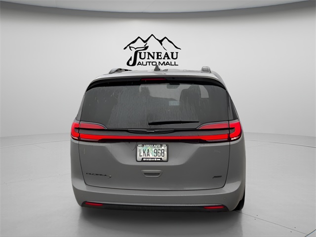 2023 Chrysler Pacifica Touring L photo 3