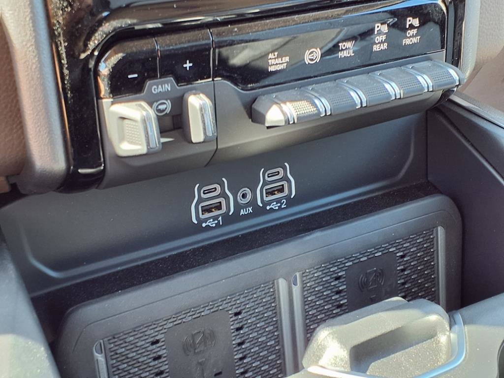 2025 Ram 3500 Laramie photo 9