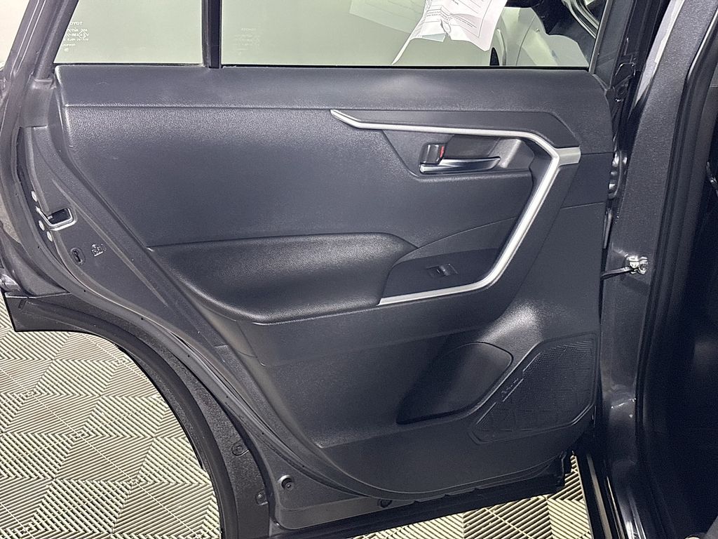 2022 Toyota RAV4 Hybrid SE photo 18