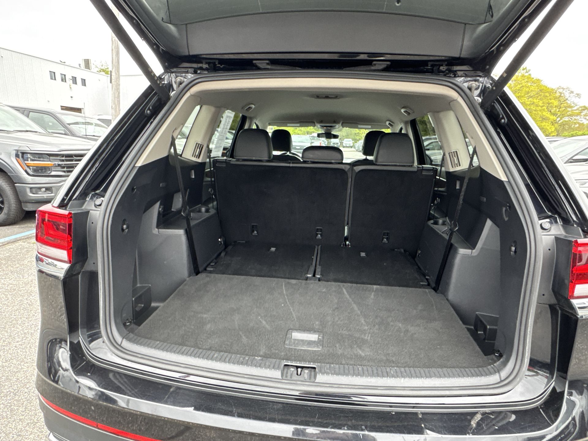2024 Volkswagen Atlas SE Technology photo 3