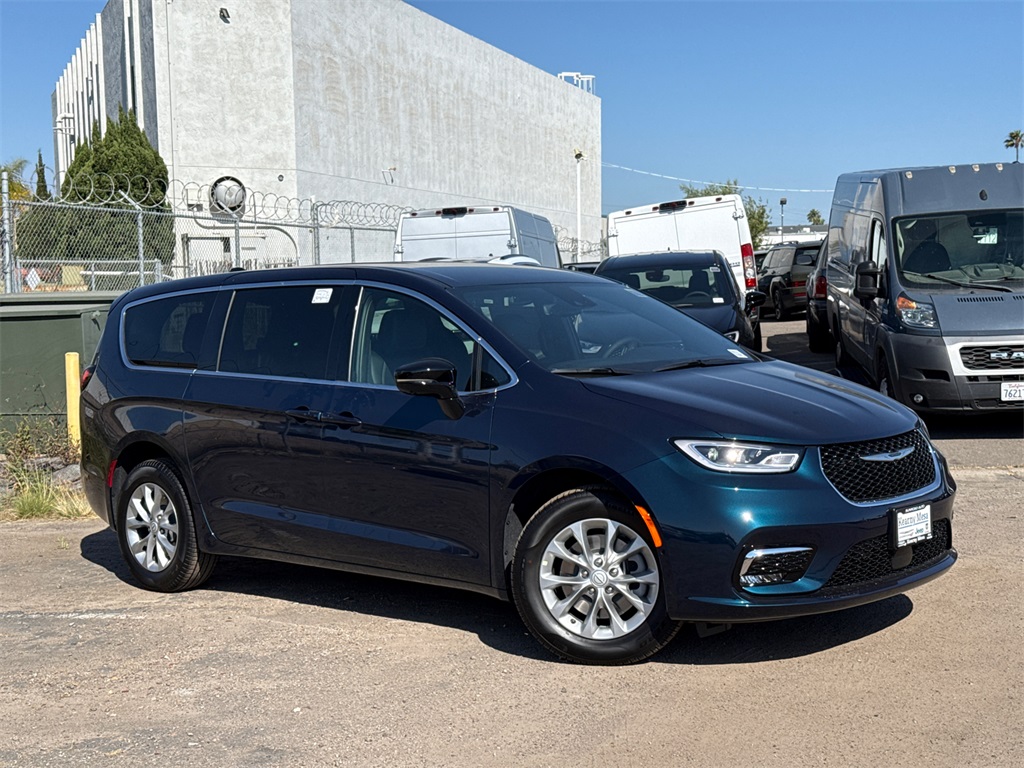 2025 Chrysler Pacifica photo 2