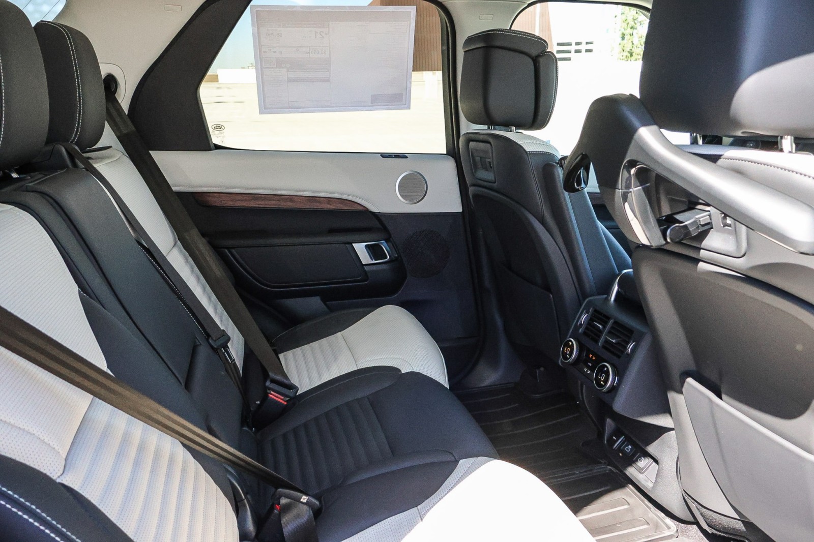 2025 Land Rover Discovery SE photo 12