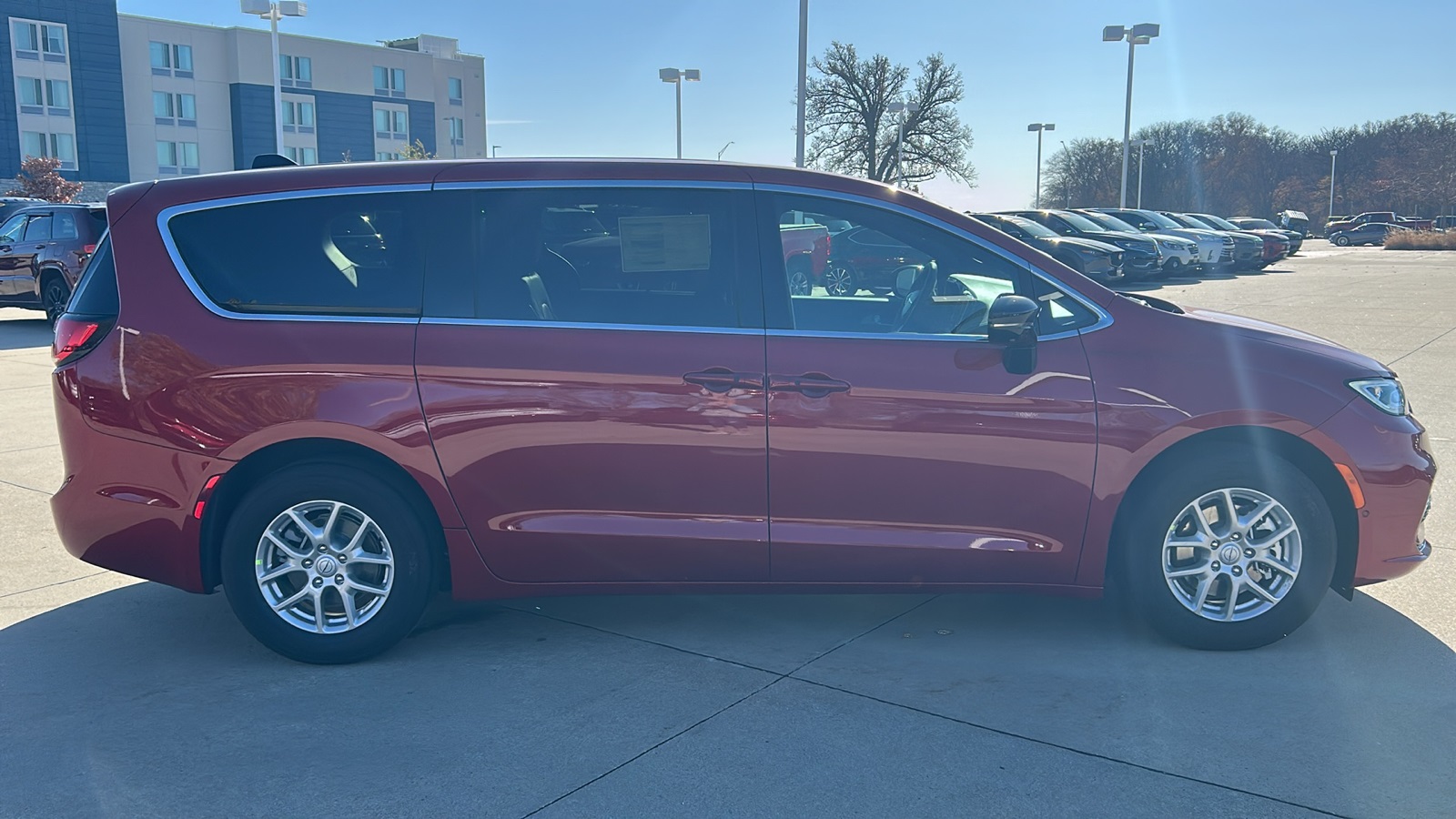 2026 Chrysler Pacifica photo 2