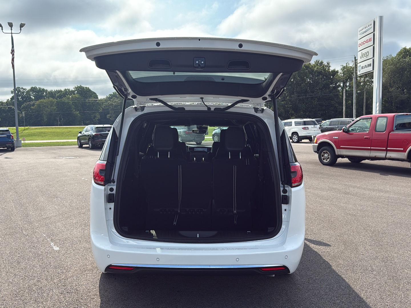 2026 Chrysler Pacifica photo 12