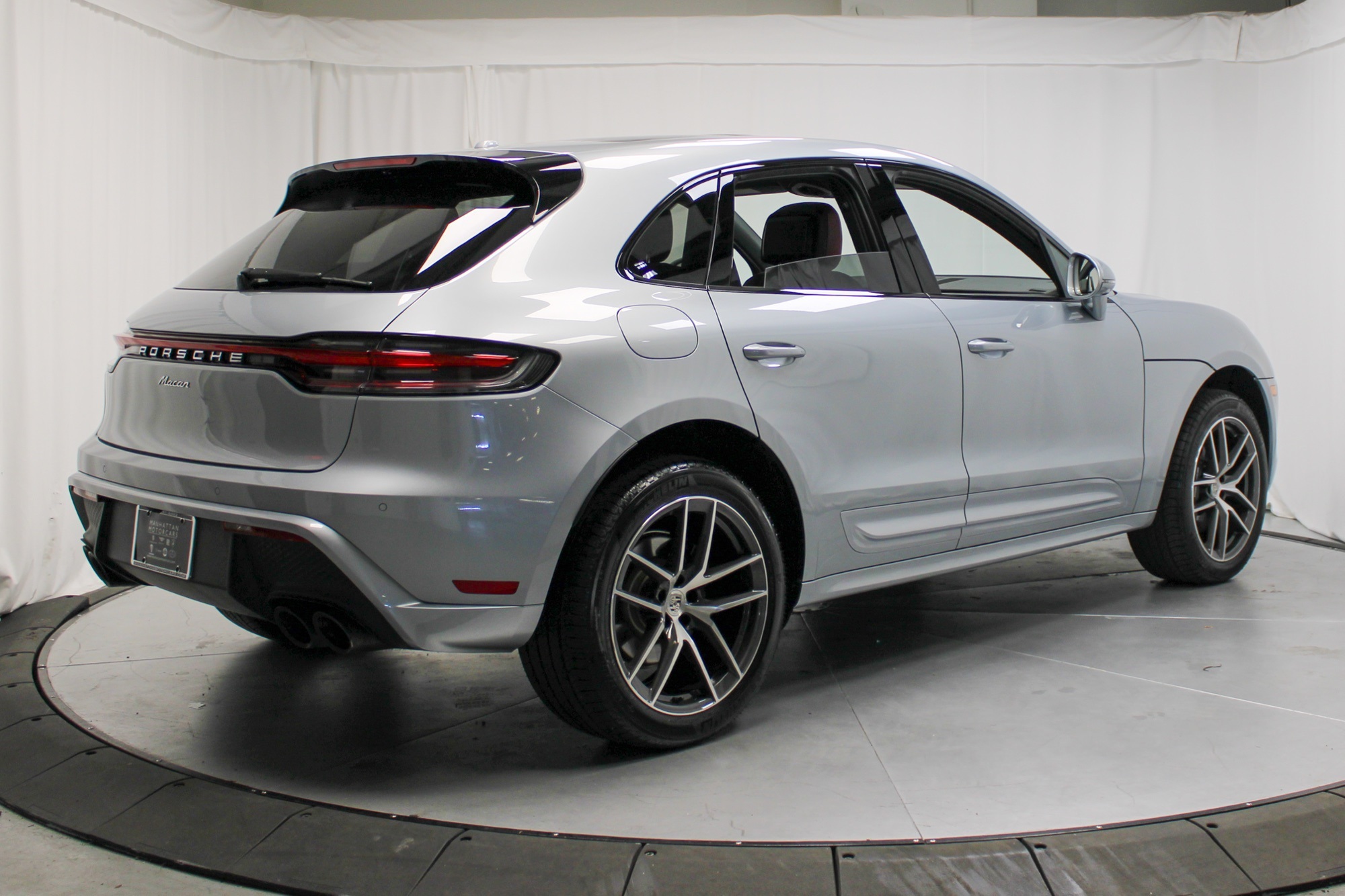 2025 Porsche Macan Base photo 9