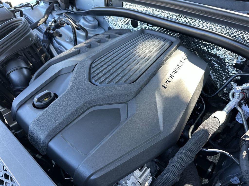2025 Porsche Macan Base photo 24